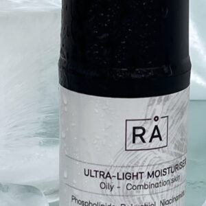 Produktbilde av parfymefri fuktighetskrem på turkis bakgrunn med isbiter for å fremheve friskhet og kjølig oppbevaring.