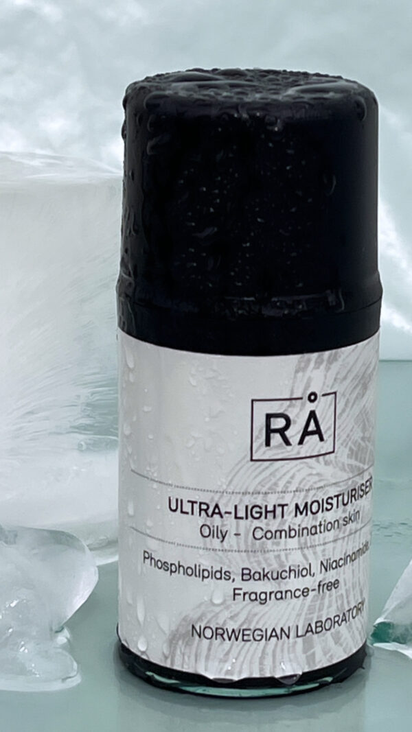 Produktbilde av parfymefri fuktighetskrem på turkis bakgrunn med isbiter for å fremheve friskhet og kjølig oppbevaring.