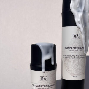 renseprodukter der produktet renner nedover flasken for å vise konsistensen