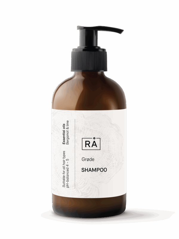 Flaske med naturlig sjampo fra RÅ Skincare med lime og bergamott for økt volum og fukt.