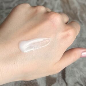 Ultra-Light Moisturiser vist på en hånden. Den lette teksturen trekker fort inn og er tilpasset en kombnert til fet hud.