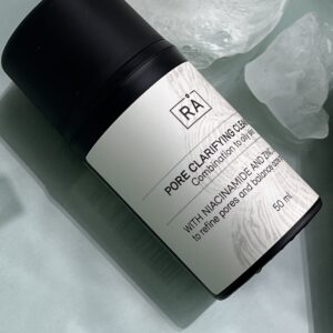 renseprodukt med niacinamide med is og turkis bakgrunn