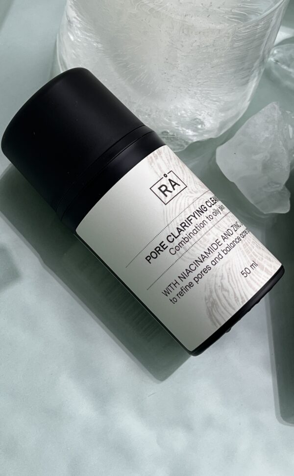 renseprodukt med niacinamide med is og turkis bakgrunn