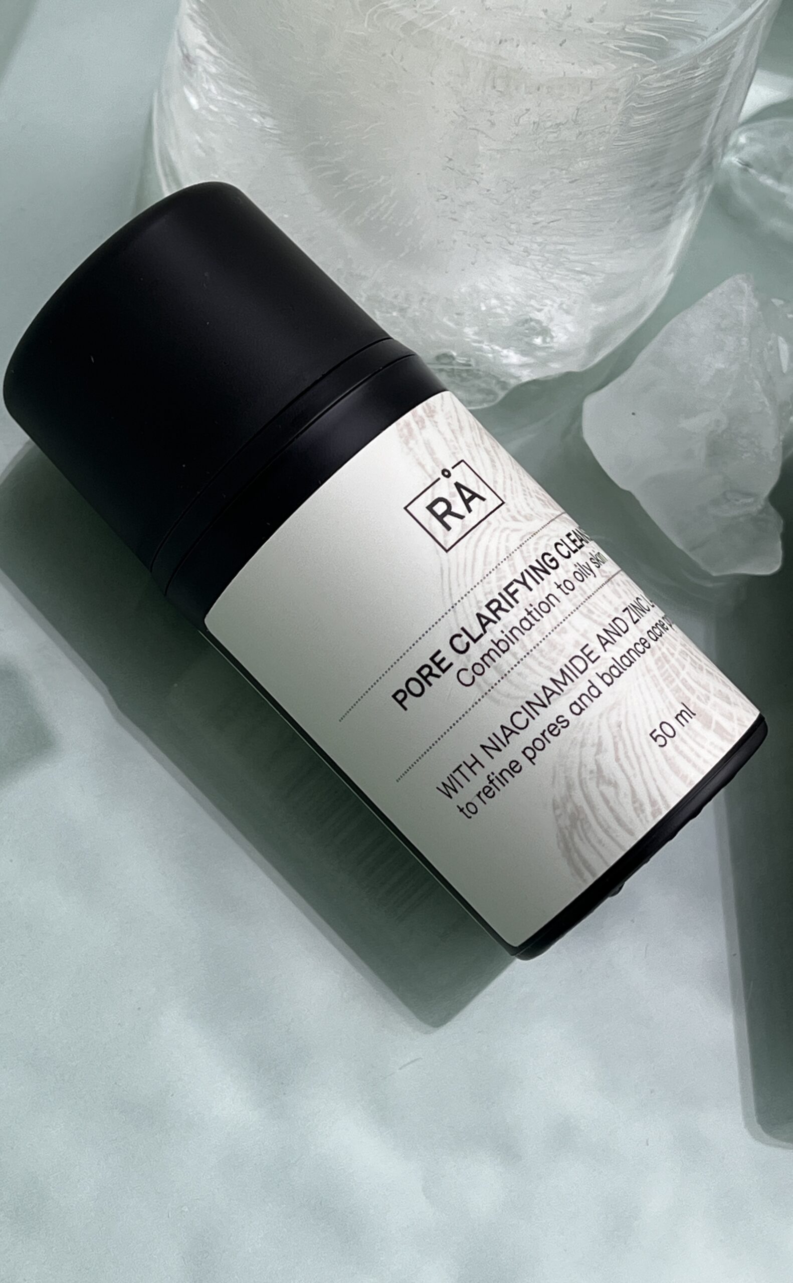 renseprodukt med niacinamide med is og turkis bakgrunn