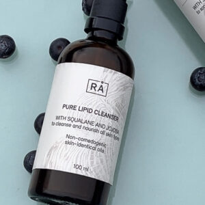 ansiktsrens med turkis bakgrunn med blåbær