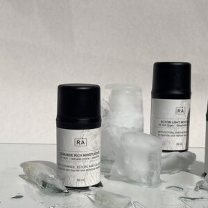 Fuktighetskrem med ceramider fra rå skincare vist med isbiter for å gi en frisk og ren følelse.
