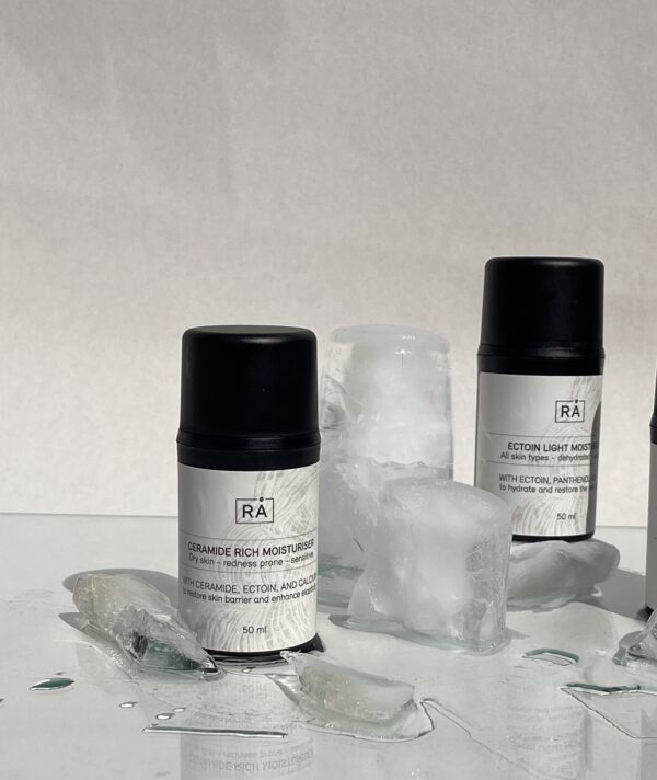 Fuktighetskrem med ceramider fra rå skincare vist med isbiter for å gi en frisk og ren følelse.