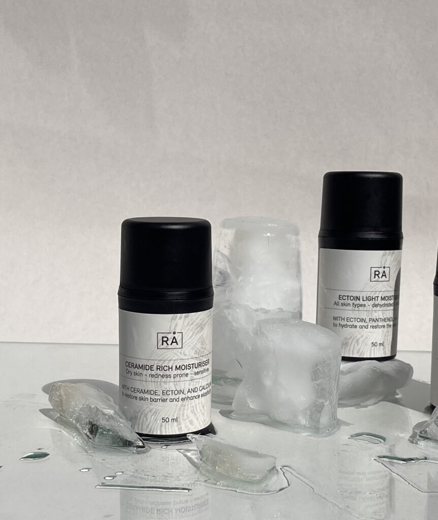 Fuktighetskrem med ceramider fra rå skincare vist med isbiter for å gi en frisk og ren følelse.