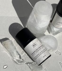 RÅ Skincare Ceramide Rich Moisturiser på lys bakgrunn med isbiter.