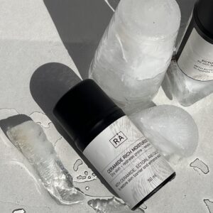 RÅ Skincare Ceramide Rich Moisturiser på lys bakgrunn med isbiter.
