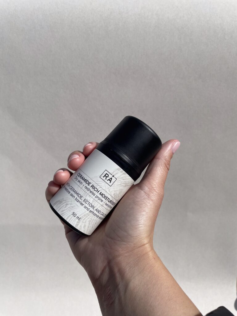 ectoin light moisturiser fra norske rå skincare holdes i hånden