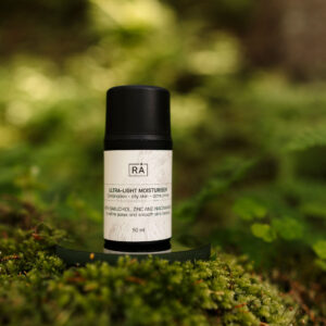 ansiktskrem for fet hud med skogsbakgrunn