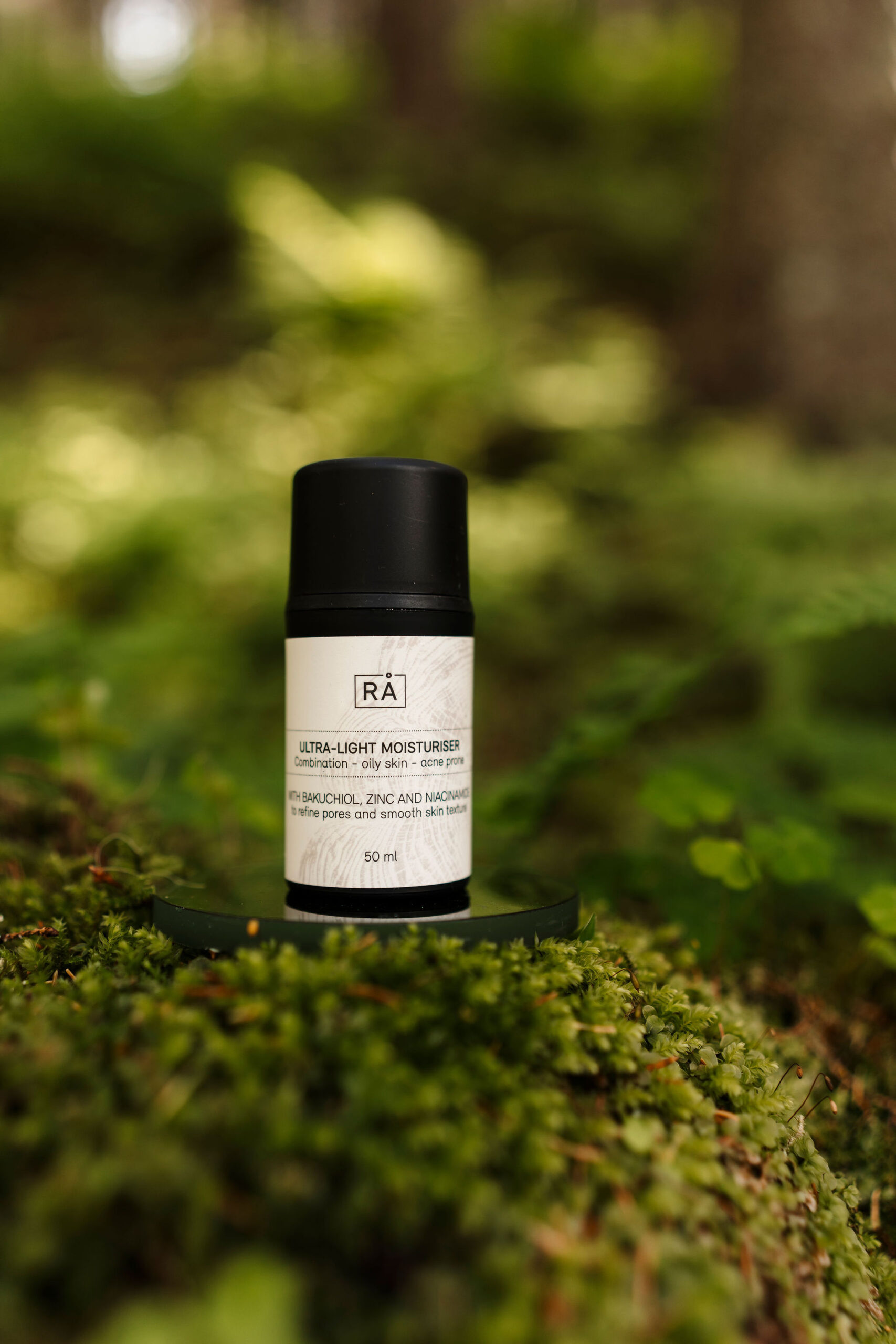 ansiktskrem for fet hud med skogsbakgrunn