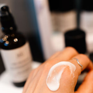 ceramide ansiktskrem smurt på hånden for å vise konsistensen