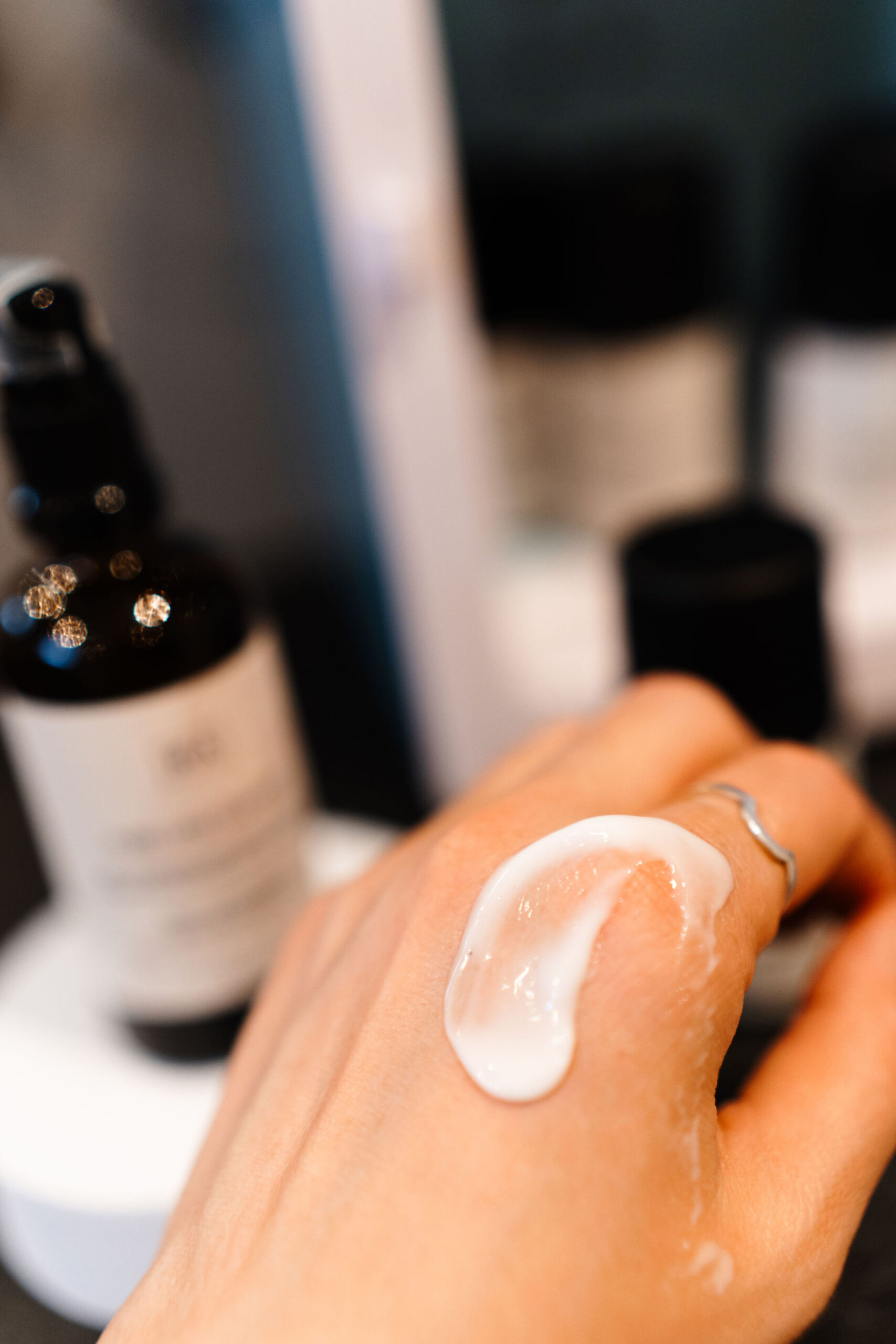 ceramide ansiktskrem smurt på hånden for å vise konsistensen